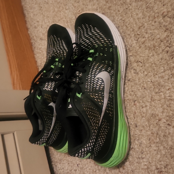 Nike Shoes - Women's Nike size 8 black, green, and white